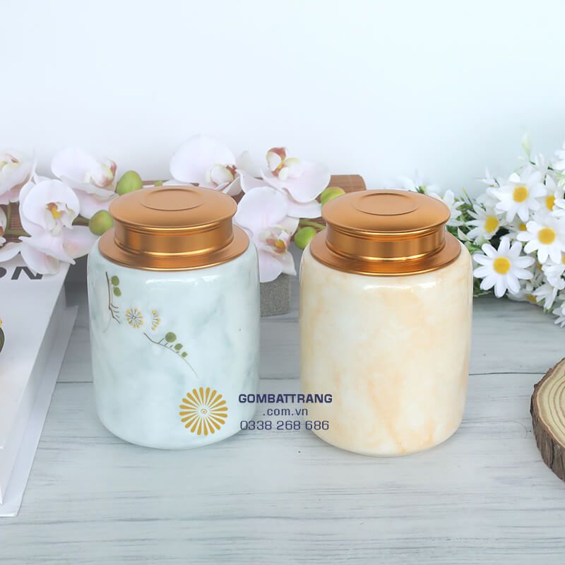 Lọ đựng chè đẹp có dáng hình trụ tròn đầy đặn với thân bình phồng nhẹ, tạo cảm giác chắc chắn nhưng vẫn mềm mại