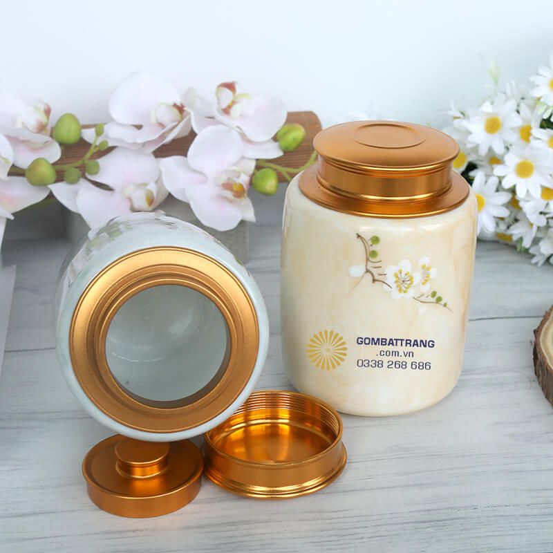 Điểm đặc biệt nhất của lọ đựng trà gốm sứ chính là họa tiết hoa được vẽ tay tinh tế trên thân bình