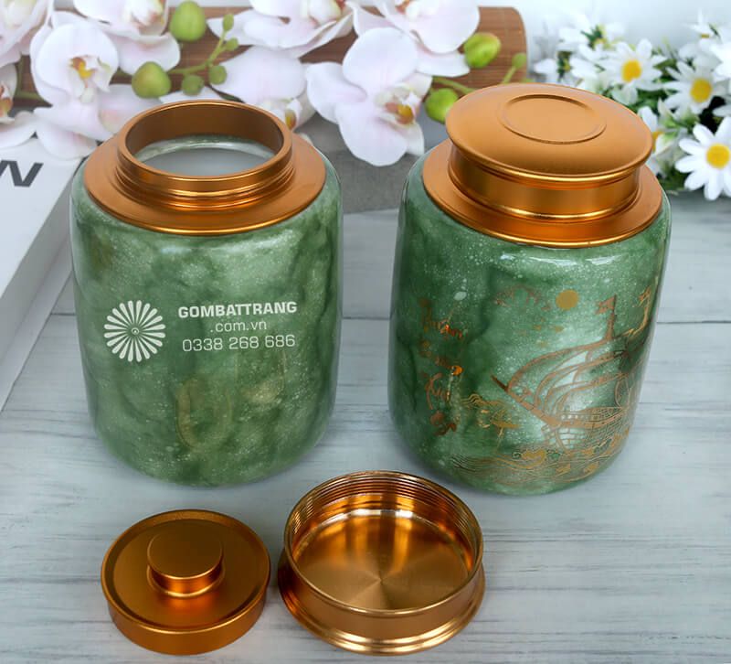 Lọ đựng chè đẹp trang trí họa tiết truyền thống vàng kim nổi bật trên nền men xanh ngọc bích sang trọng