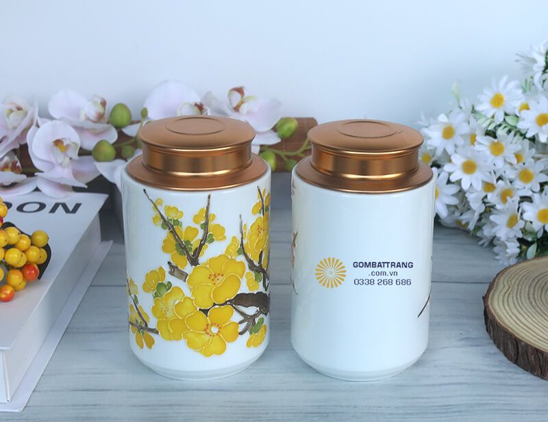 Đặt hũ đựng chè họa tiết hoa mai trong nhà sẽ thu hút khí tài lộc, giúp gia chủ gặp nhiều may mắn trong công việc và cuộc sống