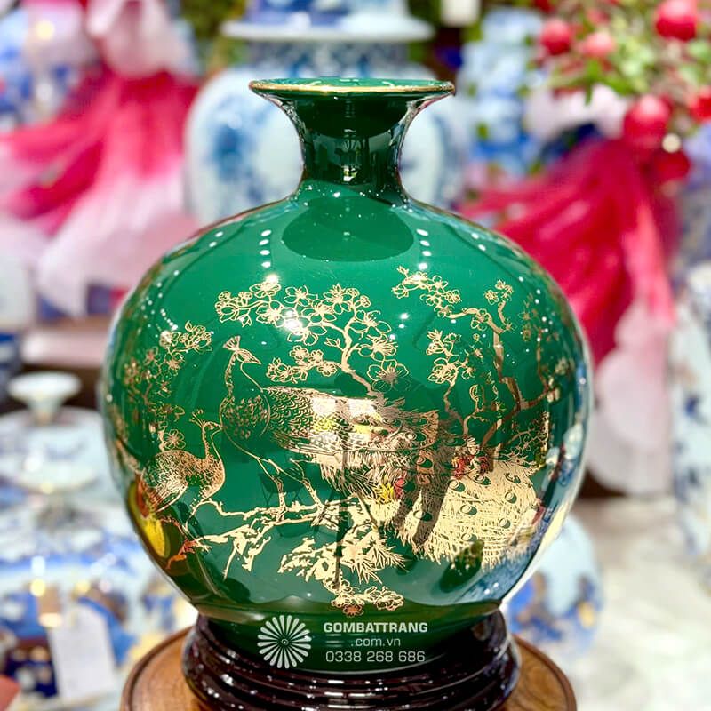 Bình hoa hút tài lộc được chế tác từ gốm sứ cao cấp với tông màu xanh lá đặc trưng, tạo nên vẻ đẹp sang trọng và quý phái