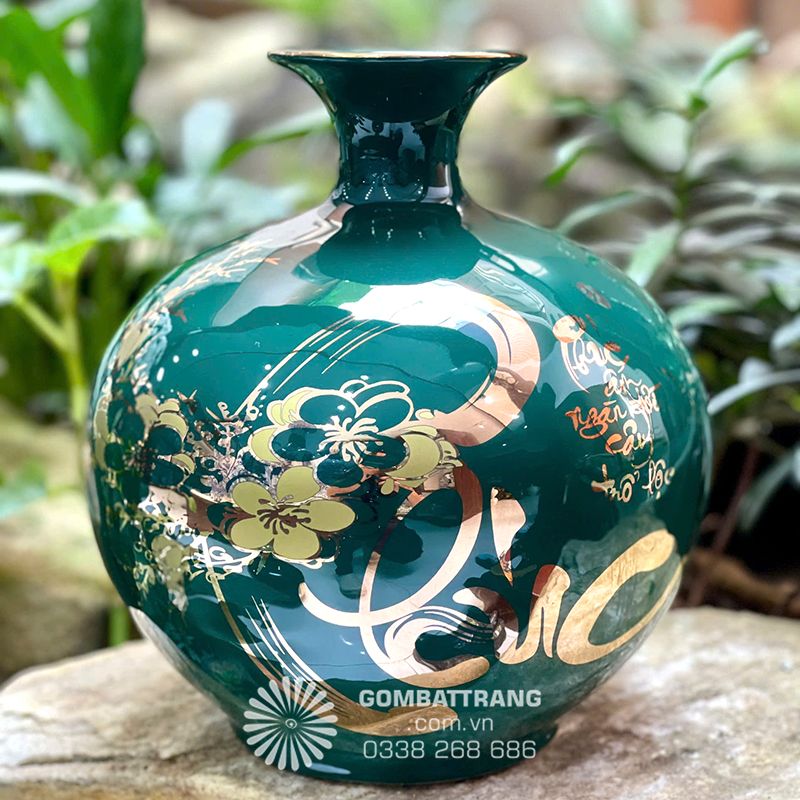 Trên thân bình hút lộc gốm bát tràng, các chữ thư pháp được viết bằng màu vàng kim với nét chữ mềm mại, uyển chuyển