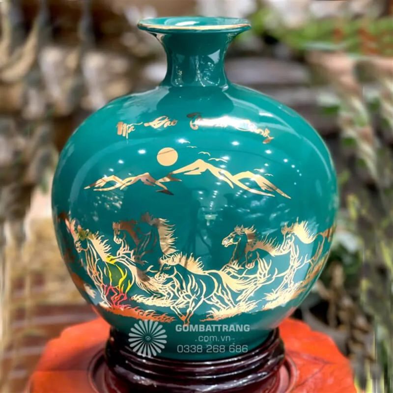 Bình hút tài lộc mạ vàng sở hữu màu xanh ngọc bích tạo cảm giác thanh thoát, tươi mới cho không gian