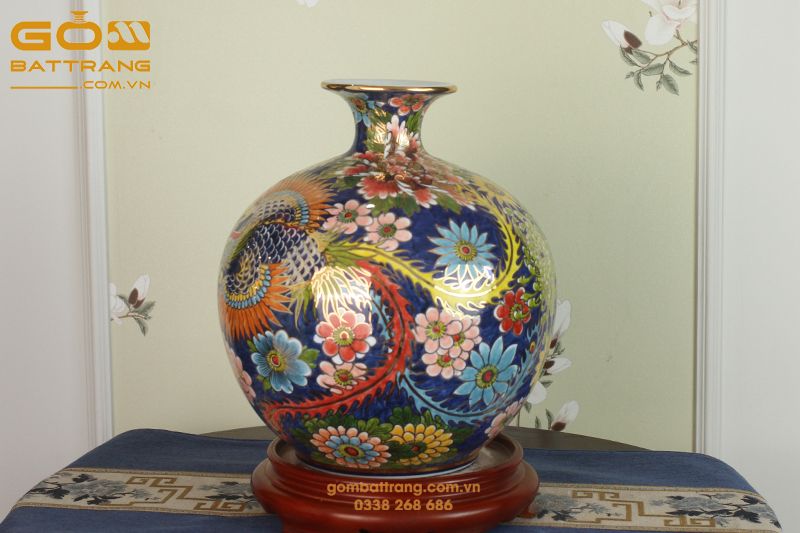 Hoa tứ quý trên bình hút lộc đại diện cho 4 mua Xuân, Hạ, Thu, Đông. 4 mùa hoa nở rộ, rực rỡ, tràn đầy sức sống giúp duy trì sinh khí