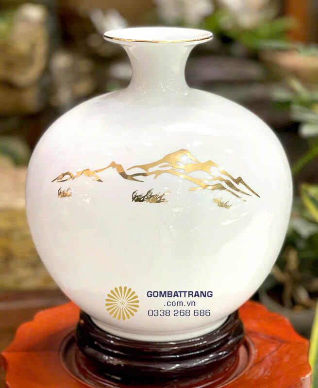 Họa tiết núi non trên thân bình tài lộc tượng trưng cho nền tảng vững chắc, sự bảo hộ từ quý nhân và vận may lâu dài