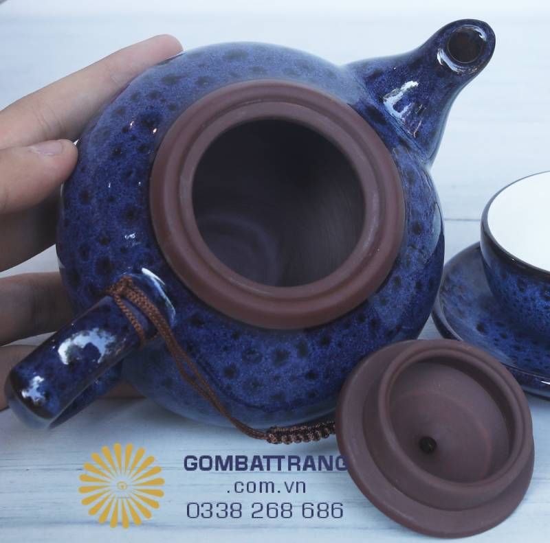 Ấm trà ấm tay, chén nhỏ quây tròn bên đĩa bánh - không khí đầm ấm, gần gũi, hợp cho quà tặng tinh tế. “Một chén mời nhau, nỗi niềm hóa dịu.”