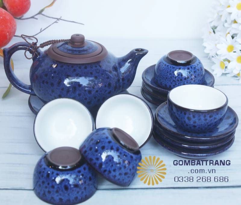 Đặt cạnh các dòng bộ ấm chén cao cấp, sự khác biệt của đất, men và cấu trúc tử sa vẫn nổi bật ở độ “mộc -  sạch - sâu” của vị trà