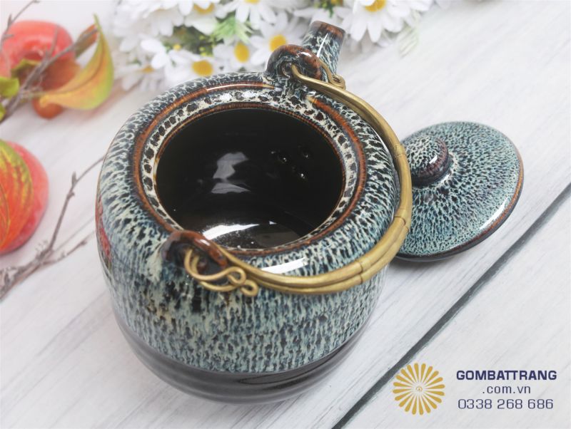 Cận cảnh bên trong bộ ấm chén cao cấp