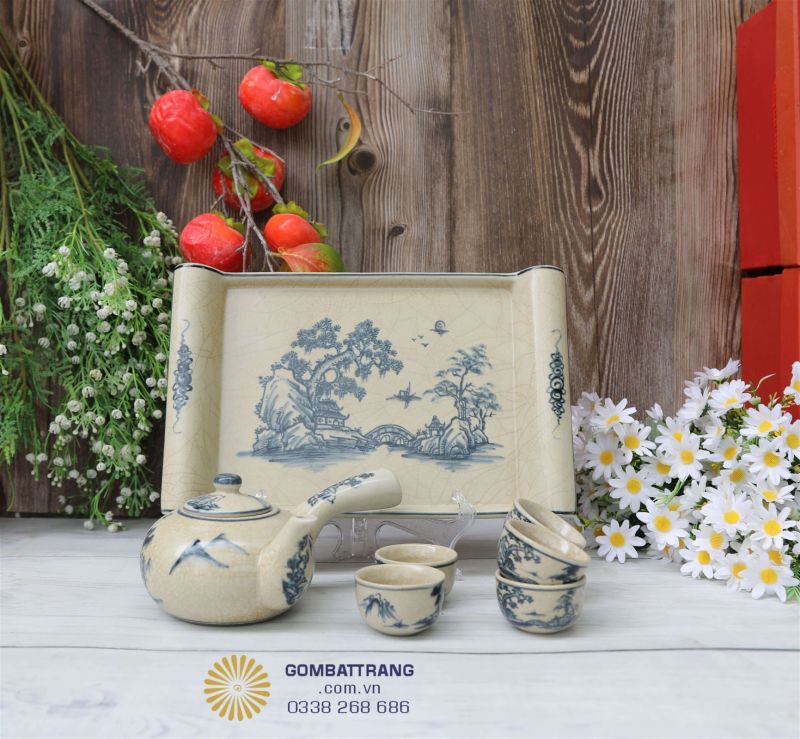 Họa tiết bộ trà mang tinh thần cổ truyền sang trọng của làng nghề Bát Tràng.