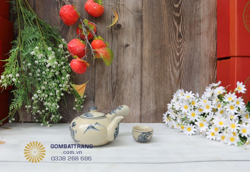 Ấm trà bọc đồng với quai chuôi cứng cáp tạo cảm giác chắc tay khi rót trà.
