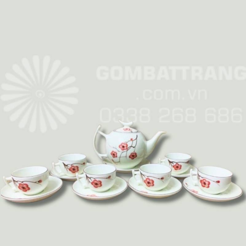 Bộ ấm chén Bưởi Cành Đào Đỏ Kem Chỉ Nâu tạo ấn tượng ngay từ cái nhìn đầu tiên với bố cục hài hòa, gam màu kem – đỏ – nâu trang nhã, phù hợp mọi không gian trà đạo hiện đại lẫn truyền thống.