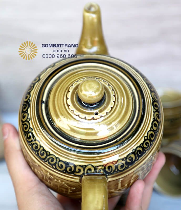 Viền ấm được trang trí họa tiết mây vân cách điệu mang phong cách Á Đông cổ điển