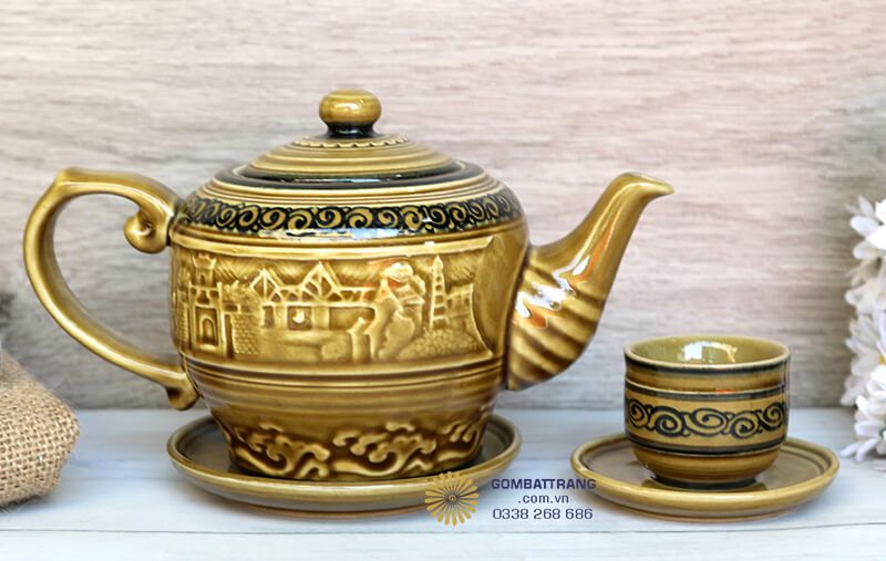 Cận cảnh hoa văn của bộ ấm trà Bát Tràng khắc nổi