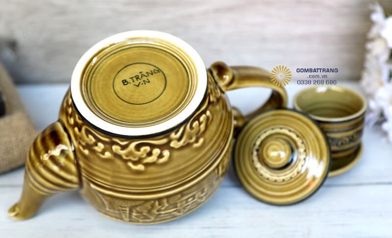 Bộ ấm chén bát tràng cao cấp này không chỉ là dụng cụ pha trà thông thường mà còn là món quà ý nghĩa trong các dịp đặc biệt