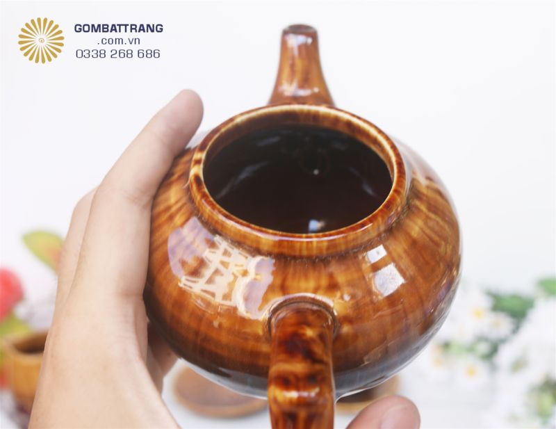Ấm trà sáng bóng - vị trà thơm ngon