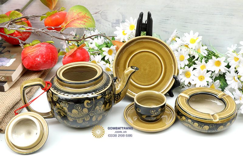 Họa tiết hoa văn được nghệ nhân Bát Tràng khéo léo vẽ tay tỉ mỉ từng chi tiết, thể hiện sự tinh tế và tâm huyết trong từng nét vẽ