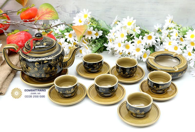 Họa tiết hoa văn nở rộ trên thân ấm mang ý nghĩa phong thủy sâu sắc về sự thịnh vượng, may mắn