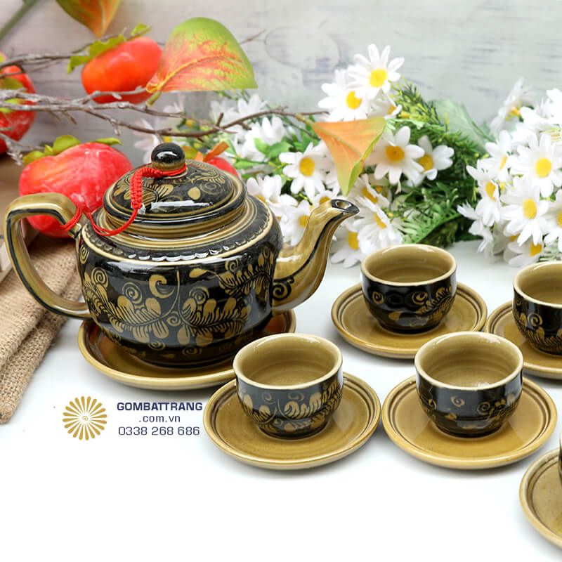 Tay cầm và vòi rót thiết kế cong mềm mại, dễ dàng sử dụng, mang lại cảm giác thoải mái khi trà đạo