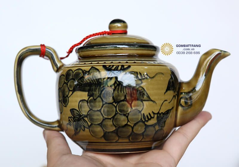 Bộ ấm chén bát tràng hoa đào phù hợp cho mọi không gian từ gia đình, văn phòng đến quán trà, nhà hàng