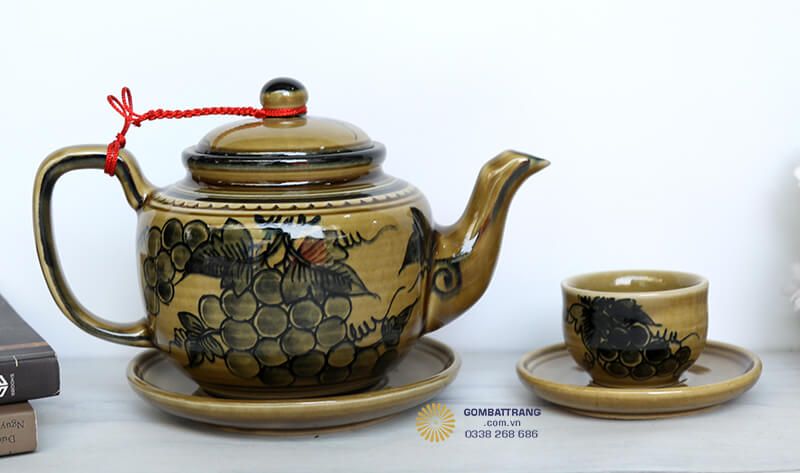Nghệ nhân khéo léo tạo ra những đường nét nổi bật trên bề mặt gốm, tạo chiều sâu và sự sống động