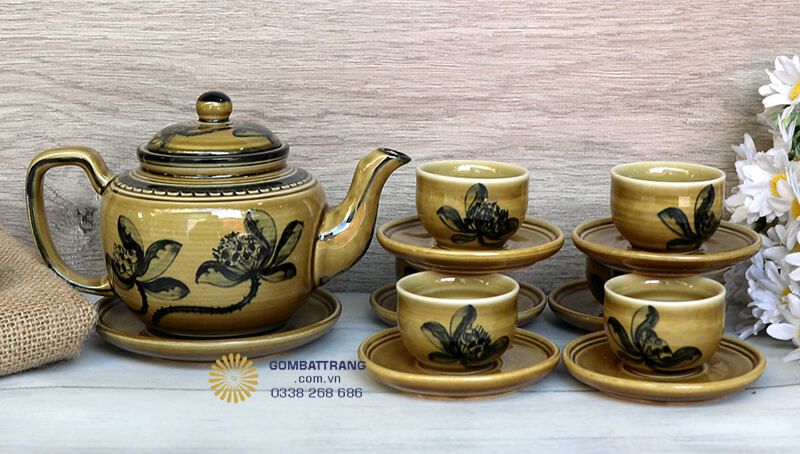 Bộ ấm trà bao gồm 6 chén trà nhỏ xinh, mỗi chén đều được trang trí họa tiết hoa sen tinh tế
