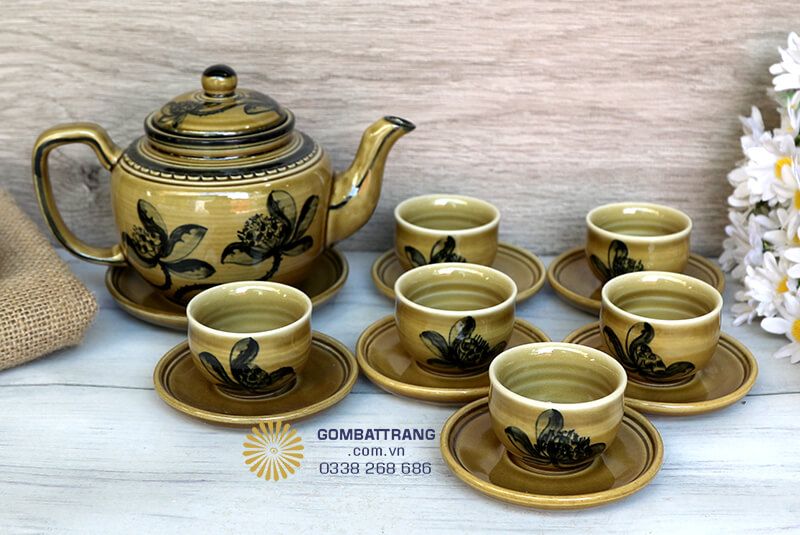 Lớp men bóng loáng phủ khắp bề mặt bộ ấm chén cao cấp tạo nên vẻ sang trọng, quý phái cho không gian thưởng trà