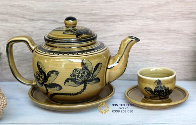 Màu nâu vàng của bộ ấm chén cao cấp cũng mang ý nghĩa phong thủy về sự giàu sang, thịnh vượng và quyền quý