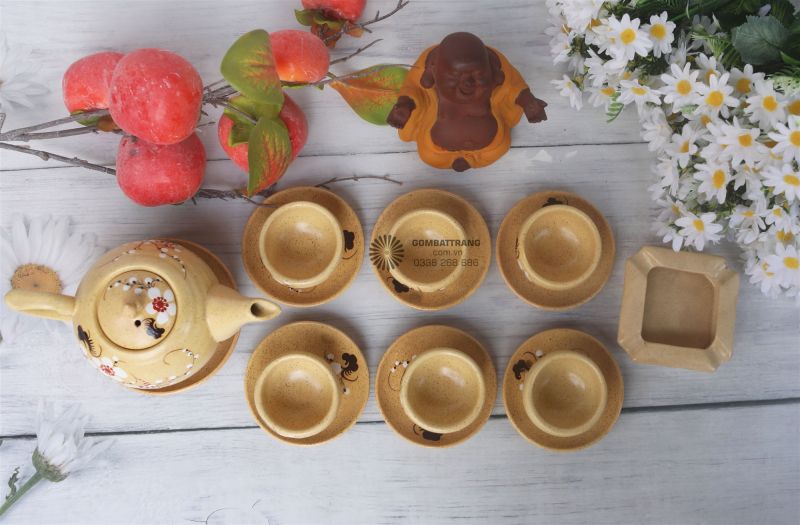 Nhìn từ trên cao,  bộ ấm chén đẹp tựa bức tranh sống động