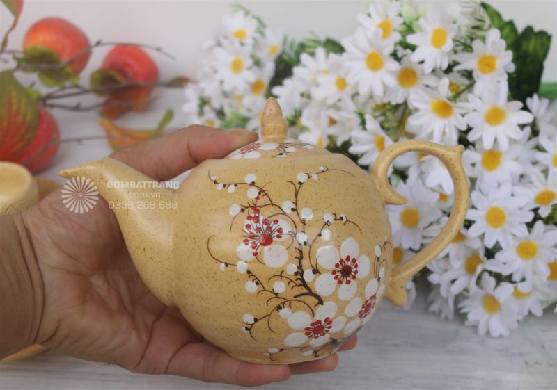 Hình ảnh ấm trà gốm vẽ hoa đào cao cấp