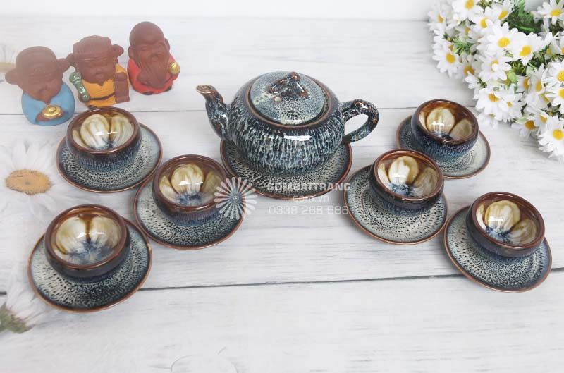 Hoa văn tinh tế của bộ ấm chén men nâu cao cấp