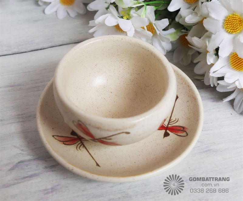 Chén vẽ chuồn chuồn nổi bật trên nền gốm trắng