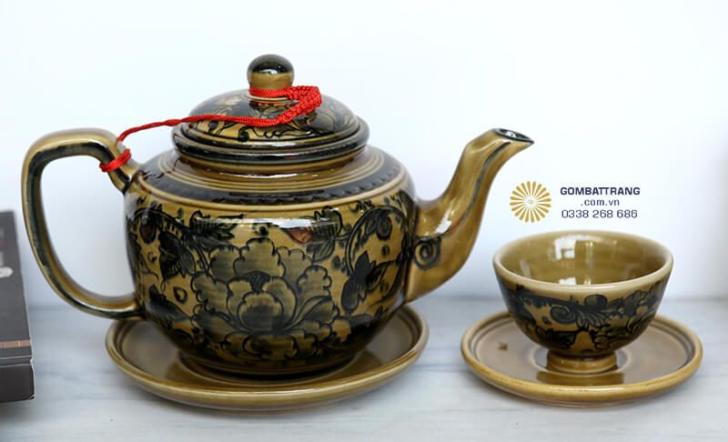 Màu Sắc Nâu Vàng Của Ấm Chén Cao Cấp Thể Hiện Sự Sang Trọng Vượt Thời Gian