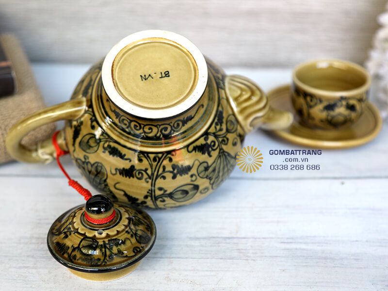 Bộ ấm chén được xuất xứ chính hãng từ làng nghề Bát Tràng