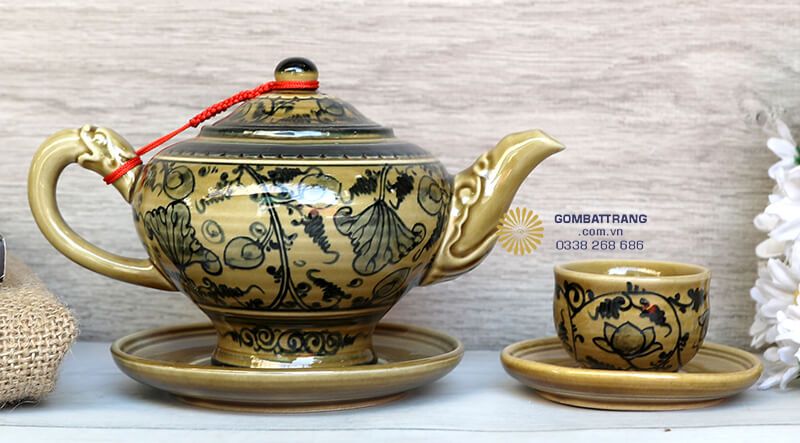Bề mặt đĩa lót hài hòa với tổng thể của bộ chén bát tràng cao cấp