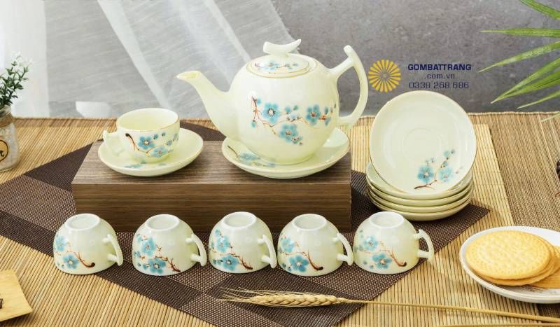 Từng chi tiết từ thân ấm, vòi, chén đến đĩa lót đều được chế tác thủ công, giữ nguyên nét truyền thống Bát Tràng, mang đến trải nghiệm vừa nghệ thuật vừa tiện dụng.