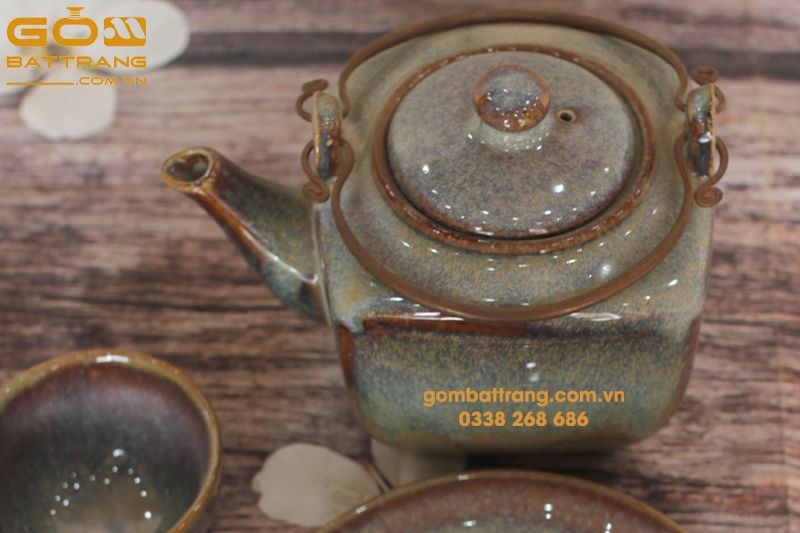 Mẫu ấm được nhào nặn từ đất tử sa nhiều khoáng chất giúp ấm trà giữ nhiệt tốt, lưu trà lâu hơn