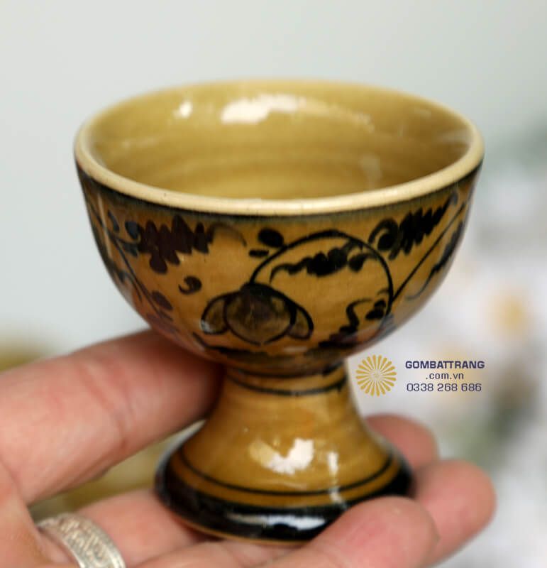 Mỗi chiếc chén đều được vẽ tay tỉ mỉ với họa tiết hoa lá cổ điển màu đen nổi bật trên nền vàng đồng