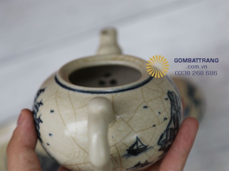 Ấm trà được trang bị bộ lọc hoa mai 5 lỗ độc đáo, giúp lọc trà hiệu quả, giữ lại cặn trà và mang đến dòng nước trà trong, tinh khiết.