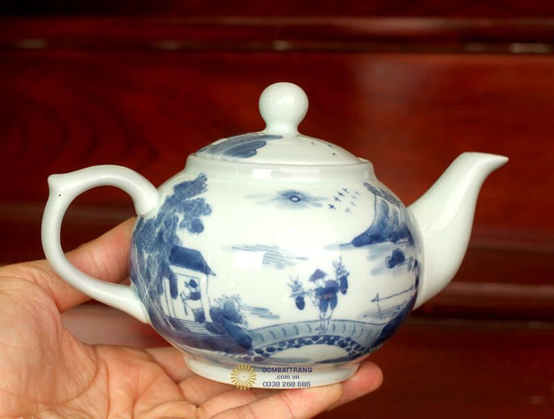 Cận cảnh ấm trà vuốt tay họa tiết Ngư Tiều Canh Độc