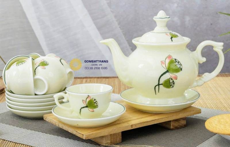 Ấm trà dáng Phú Quý thân tròn cân đối, họa tiết Đài Sen vẽ tay tinh xảo trên nền men kem trầm ấm. Dáng ấm chắc tay, giữ nhiệt tốt, thể hiện rõ kỹ thuật tạo hình và giá trị thủ công đặc trưng của gốm Bát Tràng cao cấp.