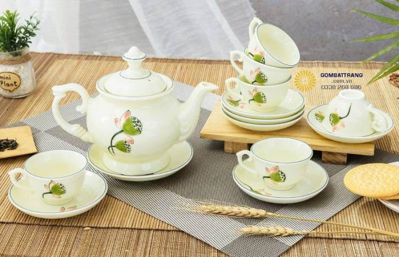 Đĩa lót men kem họa tiết sen xanh đồng bộ, lòng trũng giữ chén ổn định khi sử dụng. Từng chi tiết được hoàn thiện chỉn chu, góp phần tạo nên sự thống nhất và đẳng cấp thầm lặng cho toàn bộ bộ ấm chén