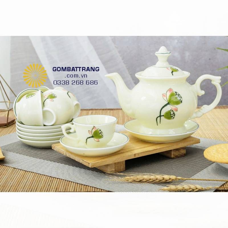 Bộ ấm chén Phú Quý Đài Sen men kem chỉ xanh gốm Bát Tràng cao cấp với tổng thể hài hòa, sắc men nhã sâu và bố cục cân đối. Thiết kế mang vẻ đẹp sang trọng kín đáo, phù hợp với không gian tiếp khách tinh tế và phong vị thưởng trà trang nhã.