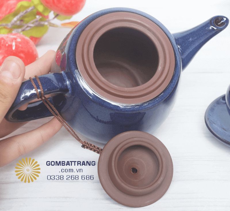 Quai ấm được bo tròn, cân đối giúp cầm chắc tay và rót trà êm không bị nhỏ giọt