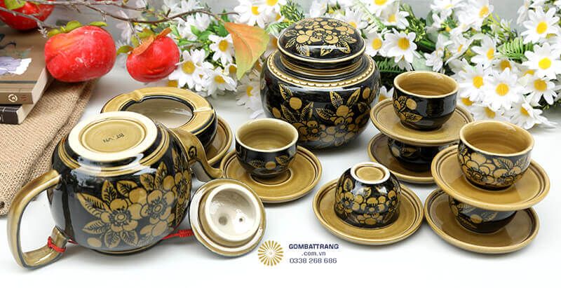 Bộ sản phẩm còn đi kèm lọ đựng trà và gạt tàn cùng tông màu, họa tiết với ấm chén, tạo nên sự đồng bộ hoàn hảo