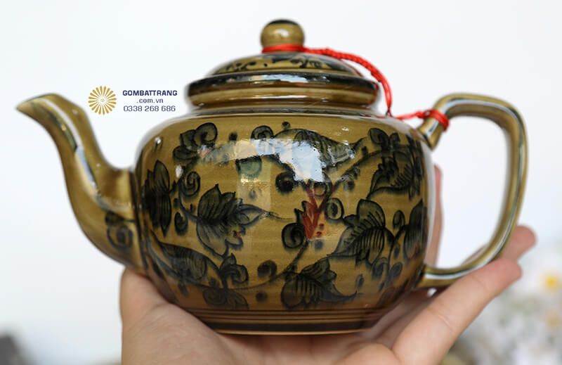 Họa tiết hoa sen được vẽ tay trên bề mặt sản phẩm với kỹ thuật thủ công tài hoa của nghệ nhân Bát Tràng