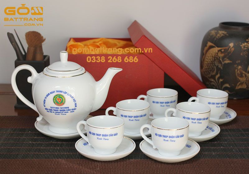 Bộ ấm chén in logo được sản xuất đạt tiêu chuẩn sứ sạch an toàn cho người sử dụng