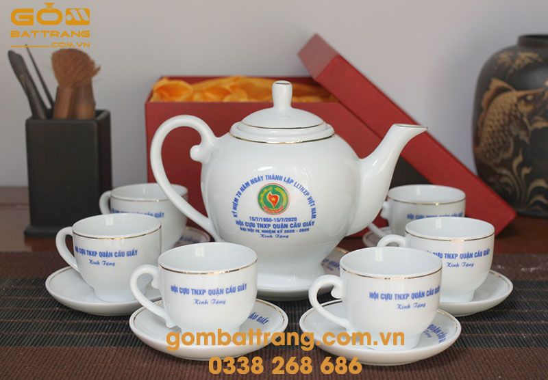 Bộ ấm chén in logo được sản xuất đạt tiêu chuẩn sứ sạch an toàn cho người sử dụng