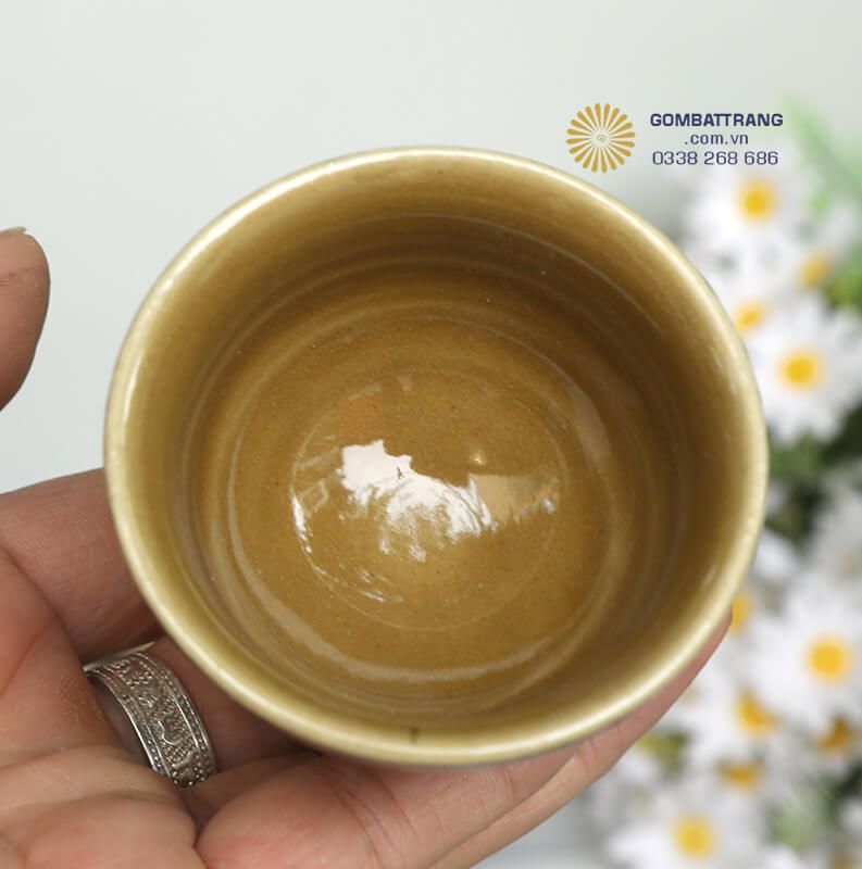 Mỗi chiếc chén đều được vẽ tay cẩn thận với họa tiết hoa cúc đồng bộ, tạo nên sự thống nhất về mặt thẩm mỹ