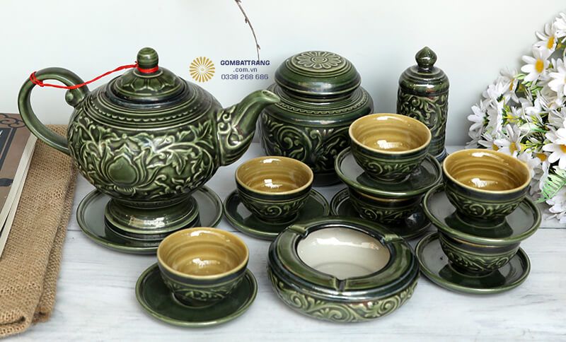 Bộ ấm chén Bát Tràng là món quà ý nghĩa dành tặng người thân, đối tác hoặc để trang trí không gian sống thêm phần sang trọng