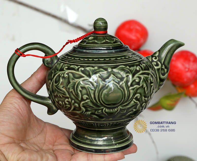 Ấm trà trong bộ ấm chén pha trà đạo này có kiểu dáng tròn trịa, đường nét mềm mại với quai cầm chắc chắn và vòi rót thanh mảnh
